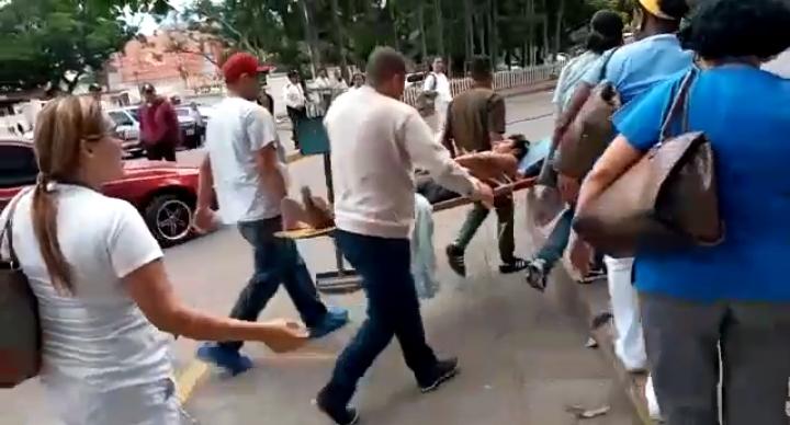 Hombre intenta suicidarse lanzándose del segundo piso del Hospital Escuela