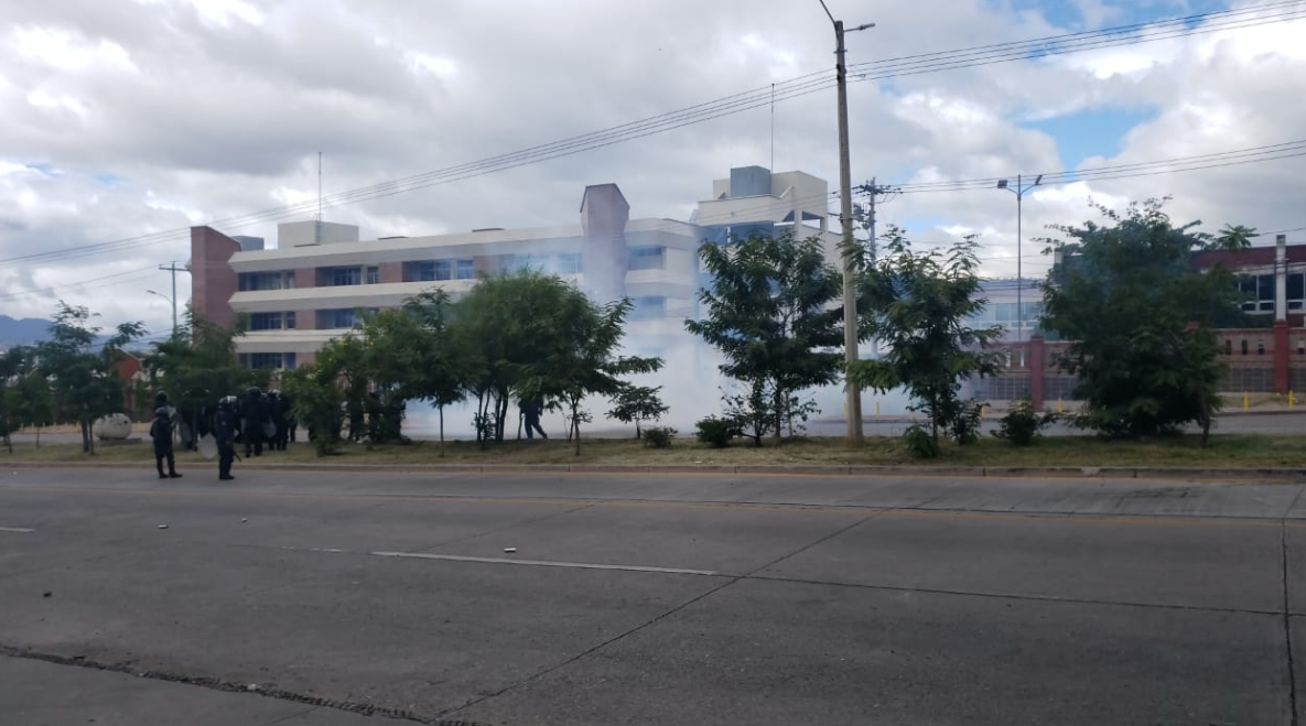 Imágenes sobre la toma frente a la UNAH de Tegucigalpa