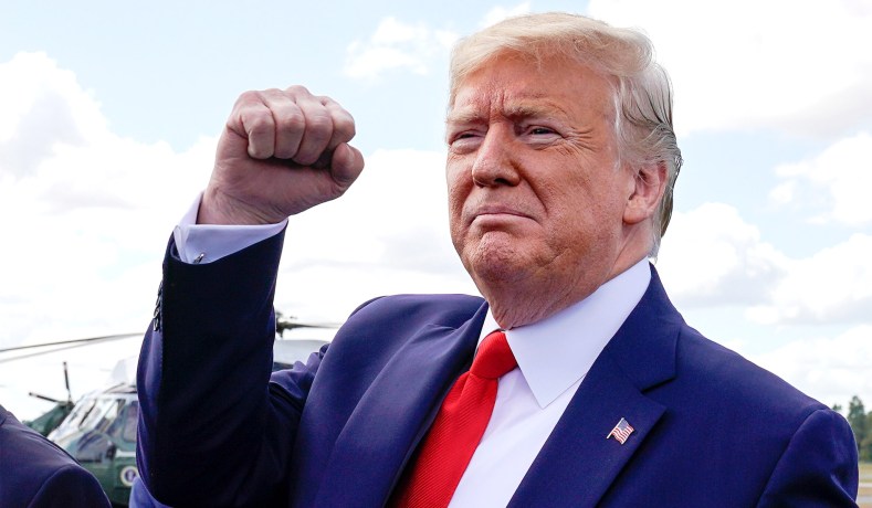 Subastan por precio récord un libro firmado por Trump en 1987 con "una inscripción profética" que se cumplió