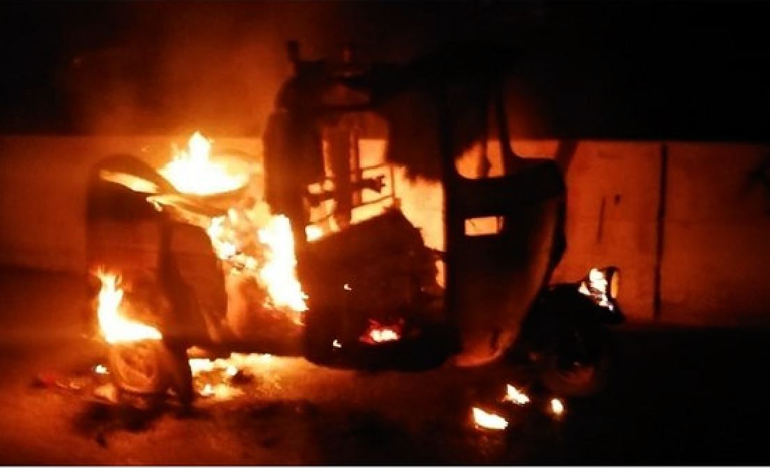 Con todo y chofer incendian mototaxi en Santa Rita, Honduras (VIDEO)