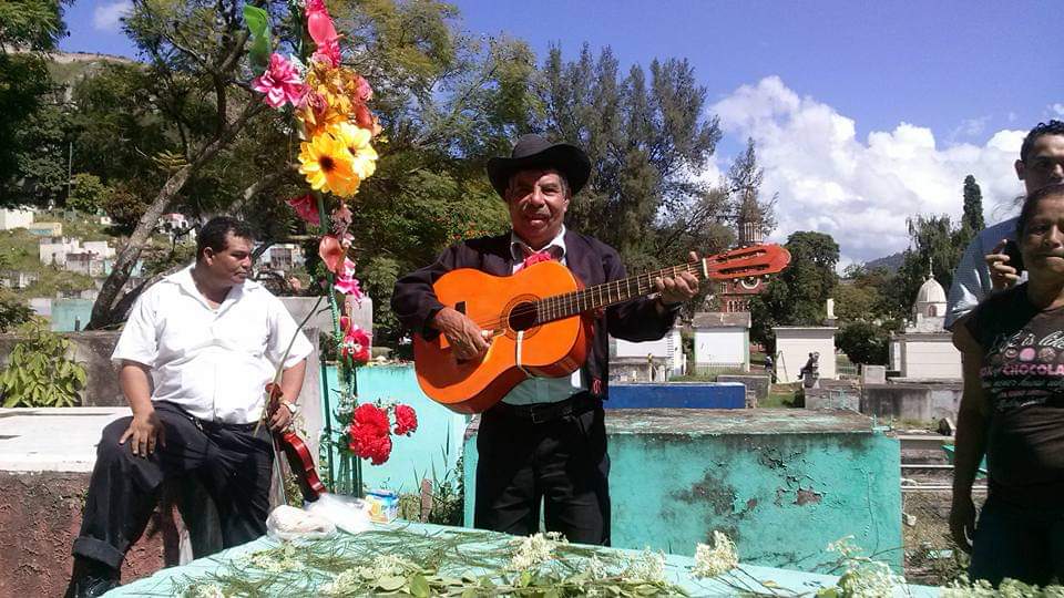 Hondureños  celebran el Día de los Fieles Difuntos
