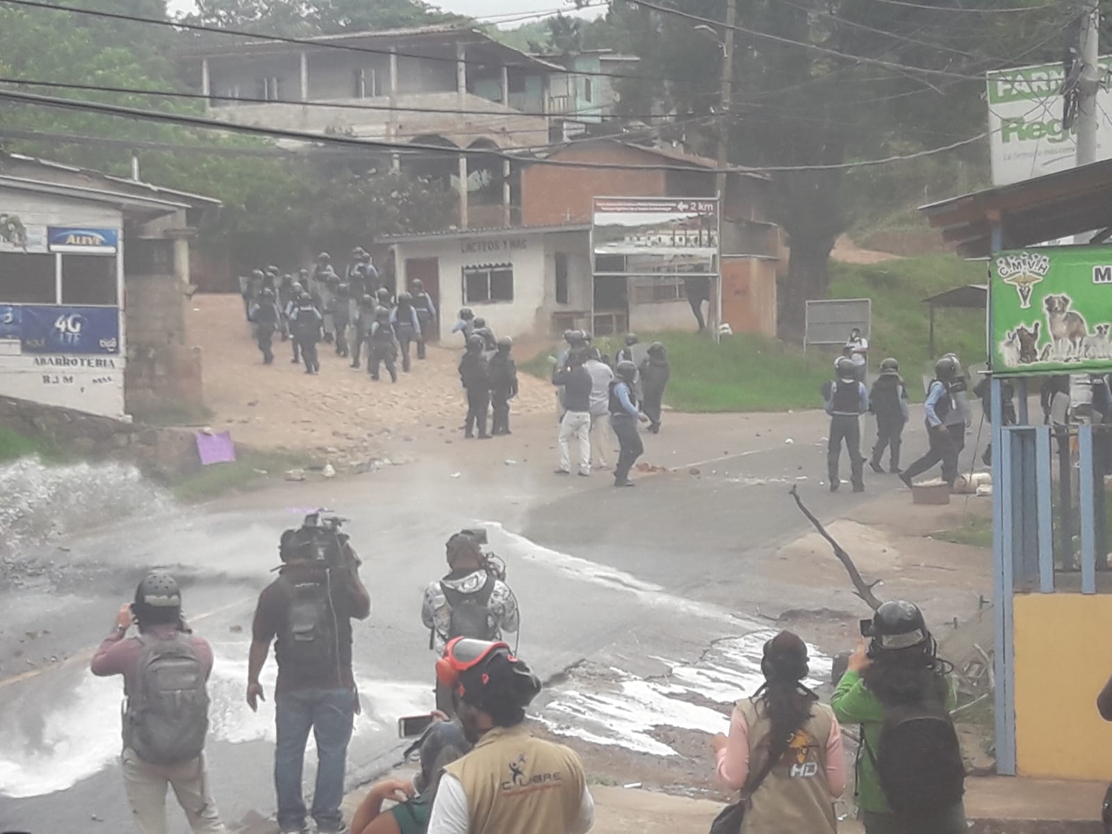 (Vídeo) Antimotines proceden al desalojo de los pobladores que mantenían tomas