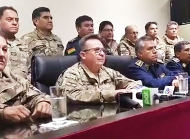 Tras la renuncia de Evo, el Ejército y la Policía salen a las calles para frenar protestas