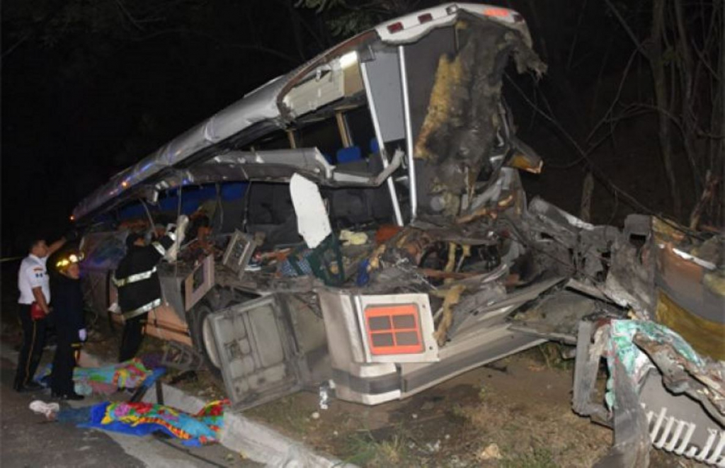Unos 20 muertos deja accidente entre un camión y un autobús en Guatemala