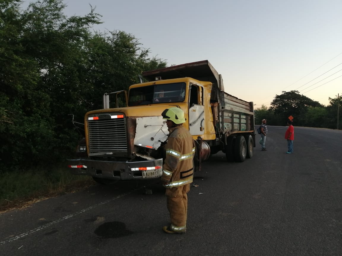 Varios heridos deja accidente entre una rastra y un bus en el sur de Honduras