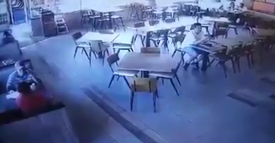 Vea como actuaron cuatro asaltantes en negocio de comida rápida en La Ceiba