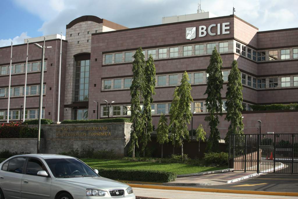 Honduras adquiere nuevo préstamo de 80 millones de dólares con el BCIE para educación