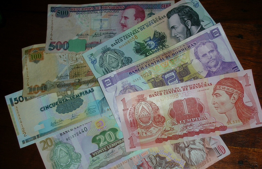 ¡Tenga cuidado! circulan billetes  falsificados en esta navidad. Cómo identificarlos