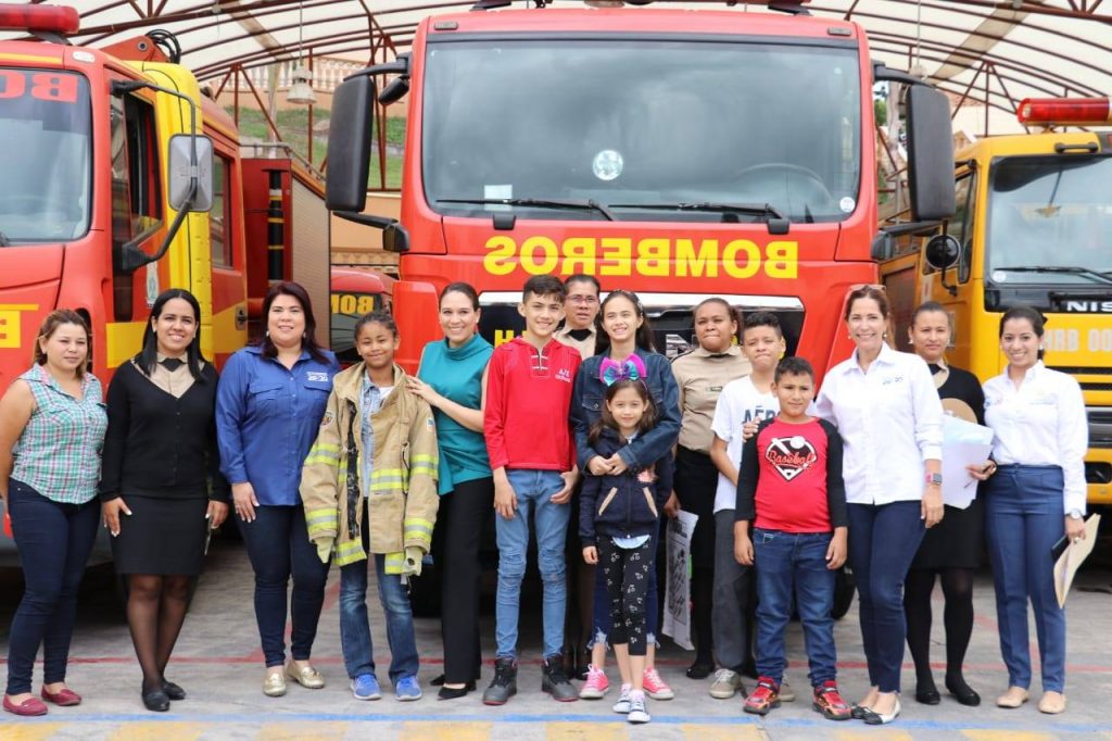 Menores reciben becas.