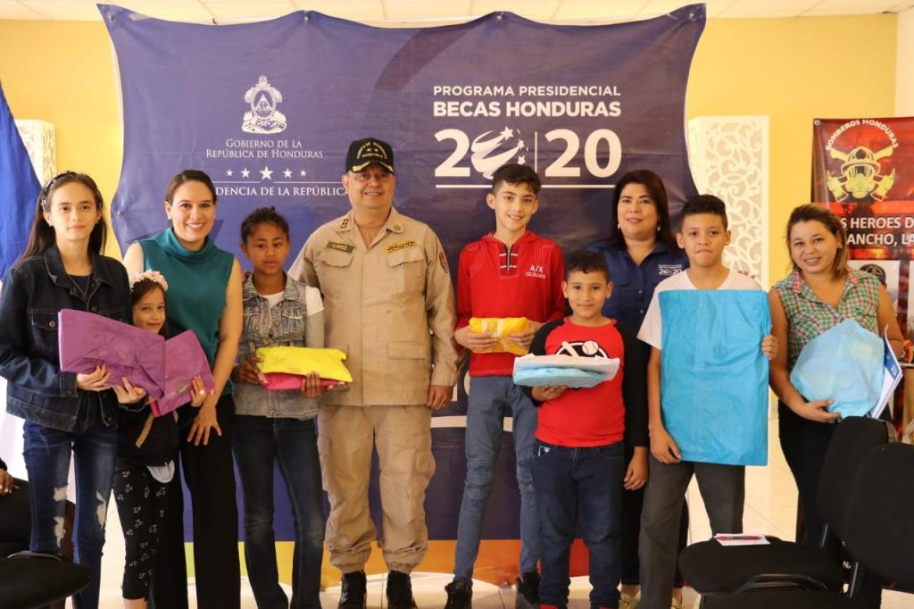 Becas entregan a hijos de bomberos fallecidos.