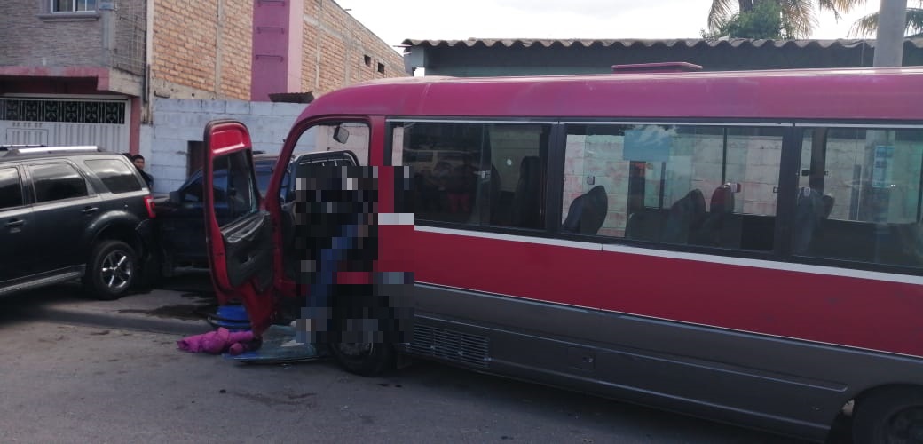 De varios impactos de bala asesinan a conductor de bus, a pocos metros de una posta policial