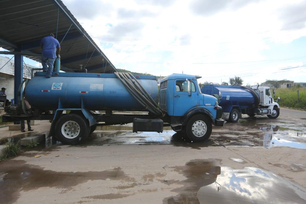 Negocio redondo: SANAA vende a L 2.70 centavos el barril de agua y las pipas a 100 lempiras