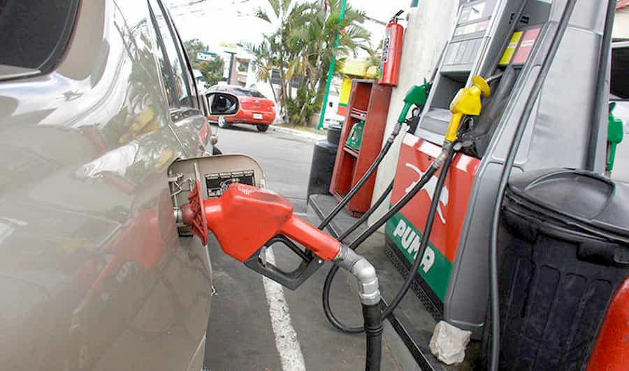 Precios de los combustibles registrarán una leve rebaja el próximo lunes