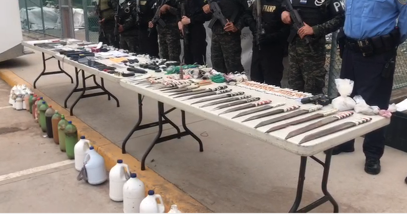 Chicha, alcohol artesanal, pedazos de metal afilados y armas cortopunzates  lo decomisado en "El Pozo"