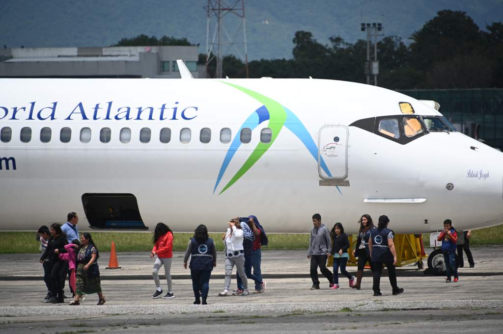 Familias hondureñas deportadas de Estados Unidos son enviadas a Guatemala