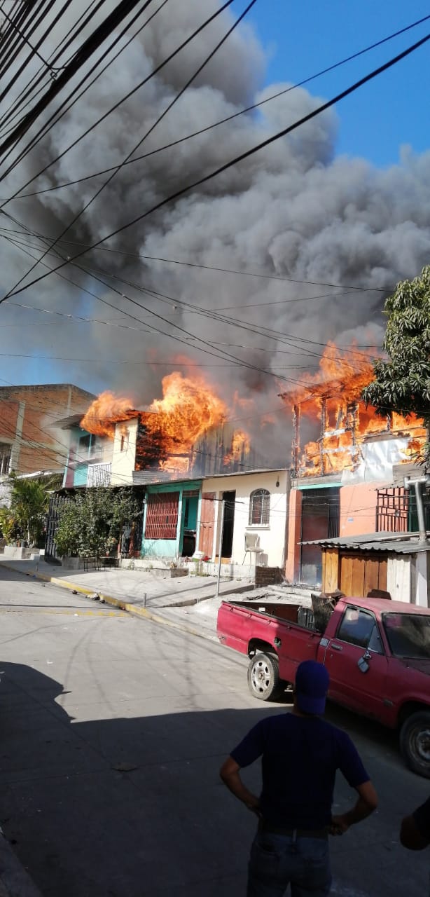 Incendio de grandes proporciones consume en su totalidad tres viviendas en la capital
