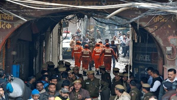 Al menos 43 muertos y más de 60 heridos, deja incendio en la India