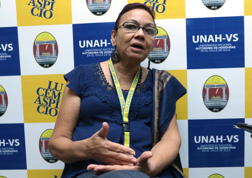 Separan de su cargo a la directora de la UNAH-VS, Isbela Orellana