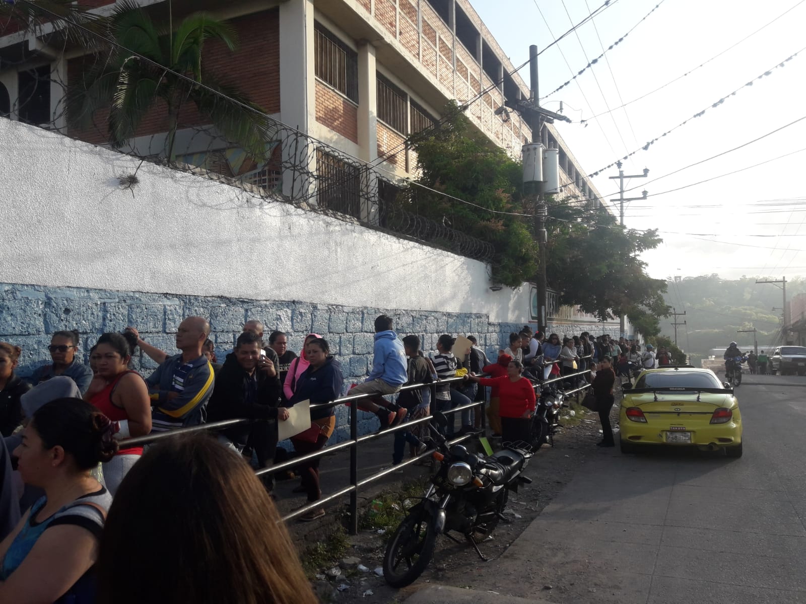 Padres de familia realizan largas filas para matricular a sus hijos reprobados, hay unos 136,000