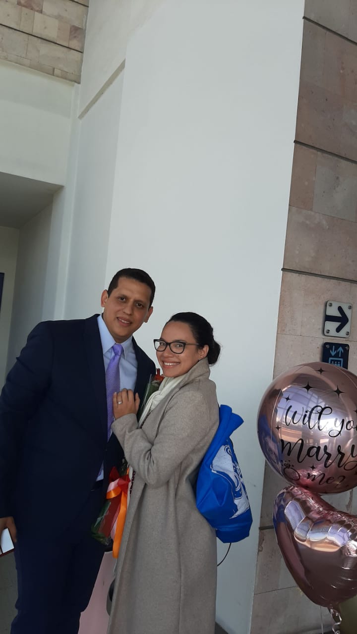 Así le propuso un hondureño matrimonio a su novia en el Aeropuerto Toncontín