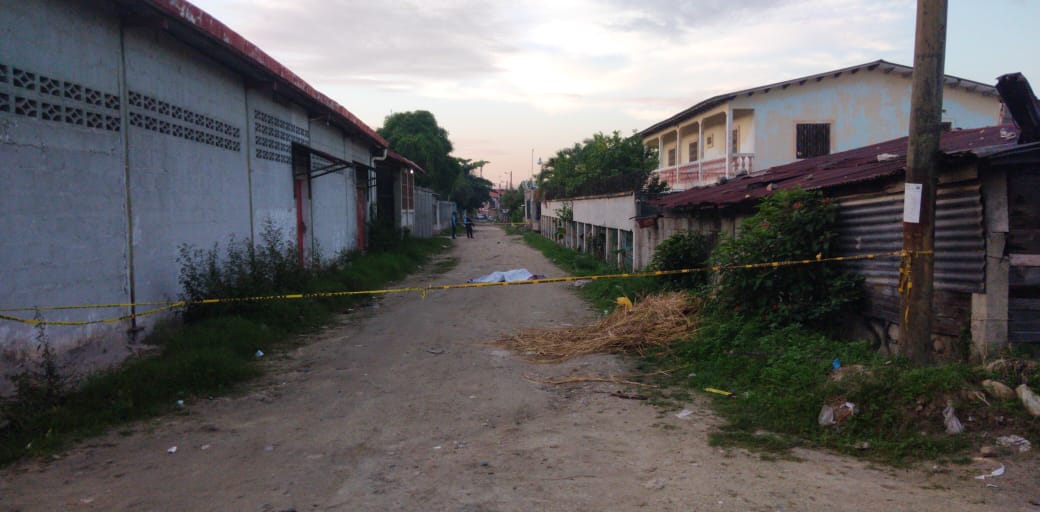 Encuentran a un hombre muerto y dejan rótulo explicando su muerte en Choloma, Cortés