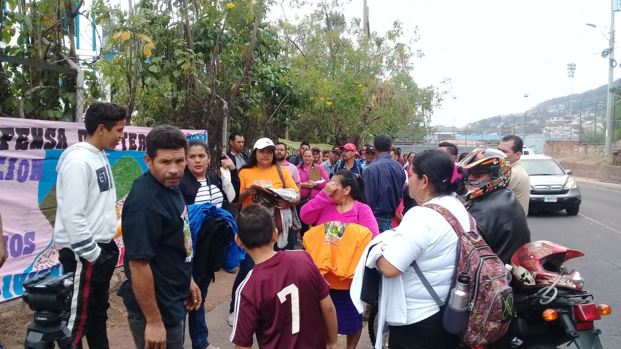 Pobladores de La Tigra denuncian al alcalde “Tito” Asfura por haber firmado un contrato orientado a privatizar el sistema de agua