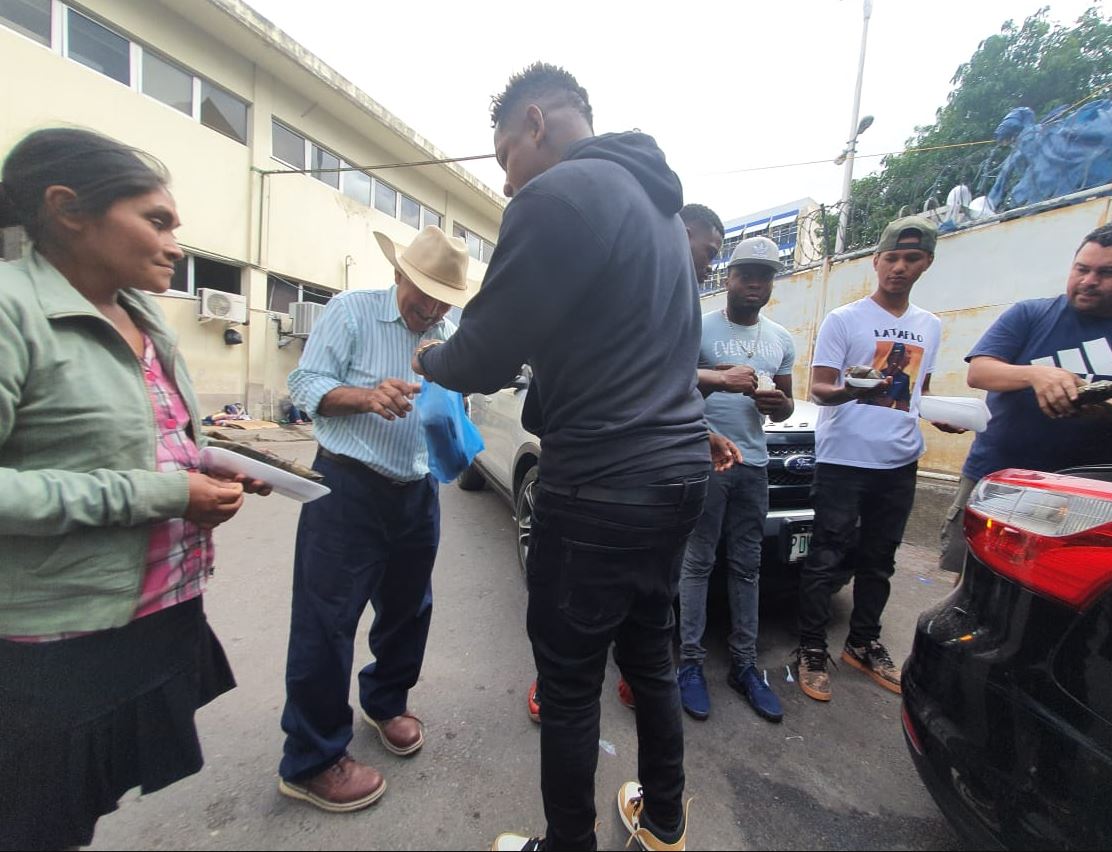 Quioto muestra su nobleza al regalar comida a los más necesitados