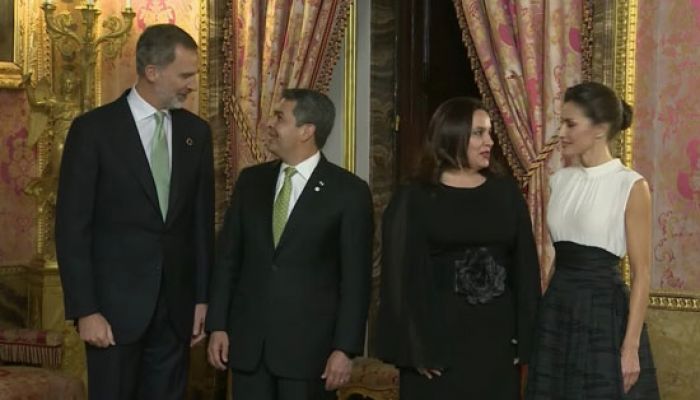 Tema de los efectos del cambio en cena del rey de España y el presidente Hernández