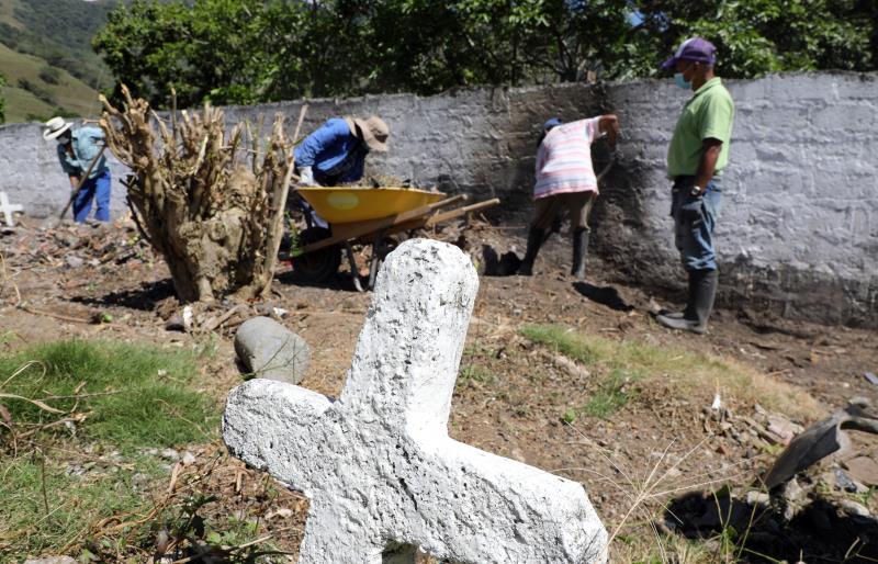Hallan una fosa con más de 50 presuntas víctimas de ejecuciones extrajudiciales en Colombia