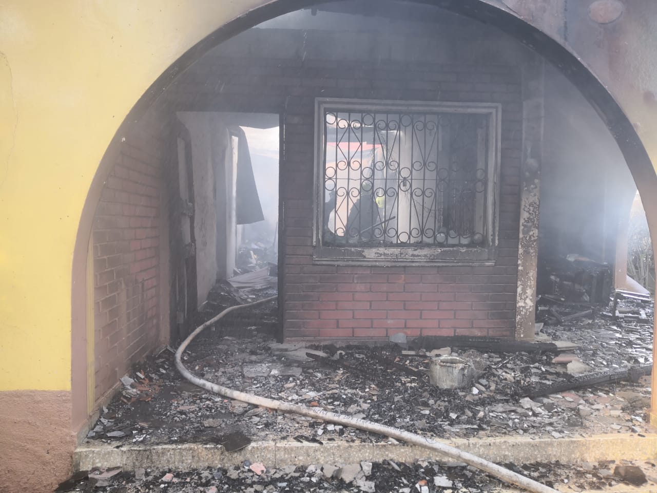 Voraz incendio consume dos viviendas en San Pedro Sula