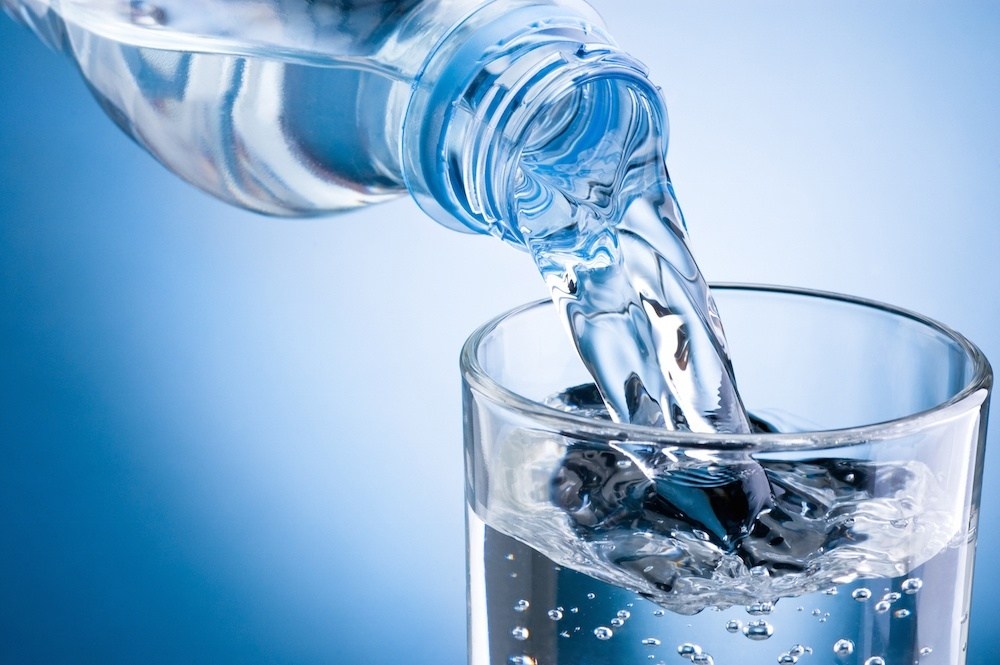 Conozca los beneficios de tomar agua en ayunas