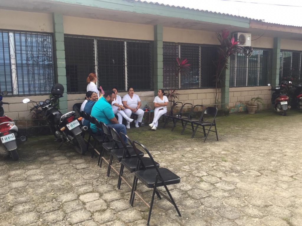 De brazos caídos las enfermeras.