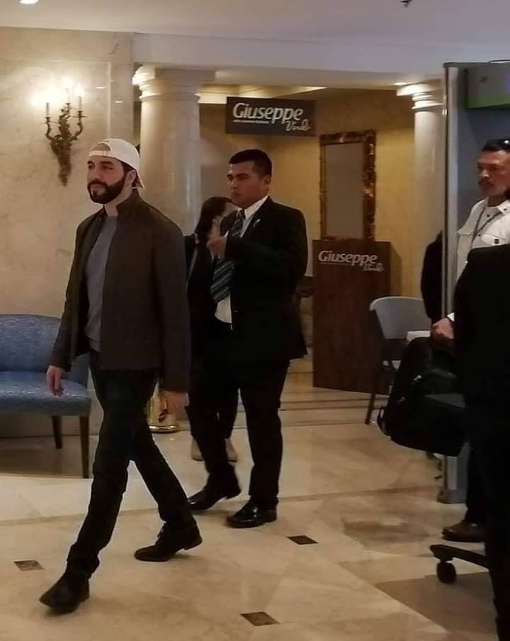 Bukele el presidente millennial  llegó a Guatemala con su gorra para atrás
