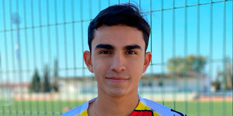 El hondureño Carlos Estrada juega contra Borussia Dortmund