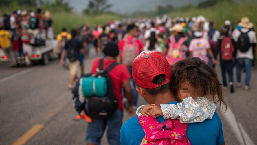 "Está difícil cruzar, no vale la pena arriesgar a los niños", dice joven madre emigrante