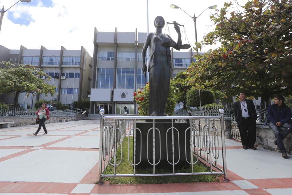 Por 139 delitos de fraude condenan  a funcionaria en caso Contrato-Beca de Salud Pública