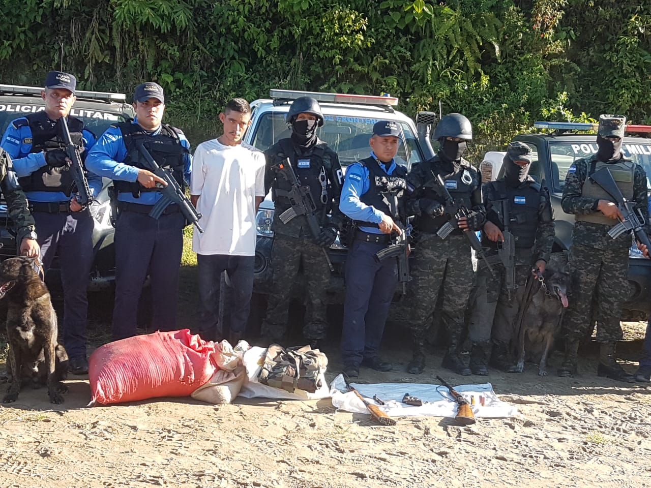 Cae hondureño en posesión de varias armas de fuego y con un saco conteniendo supuesta marihuana