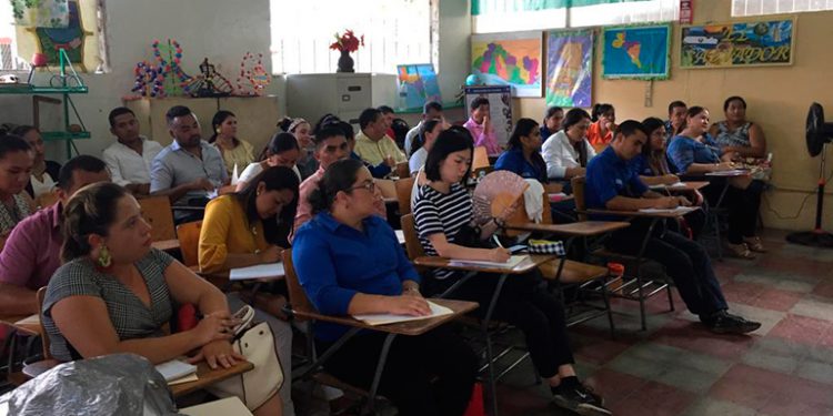 Docentes exigen aumento salarial de mil lempiras
