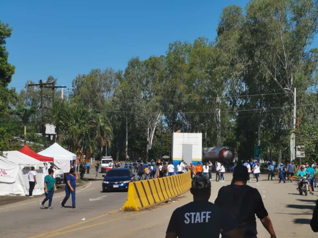 Embajador de Guatemala en Honduras desmiente enfrentamiento entre policías y migrantes en la Aduana de Corinto