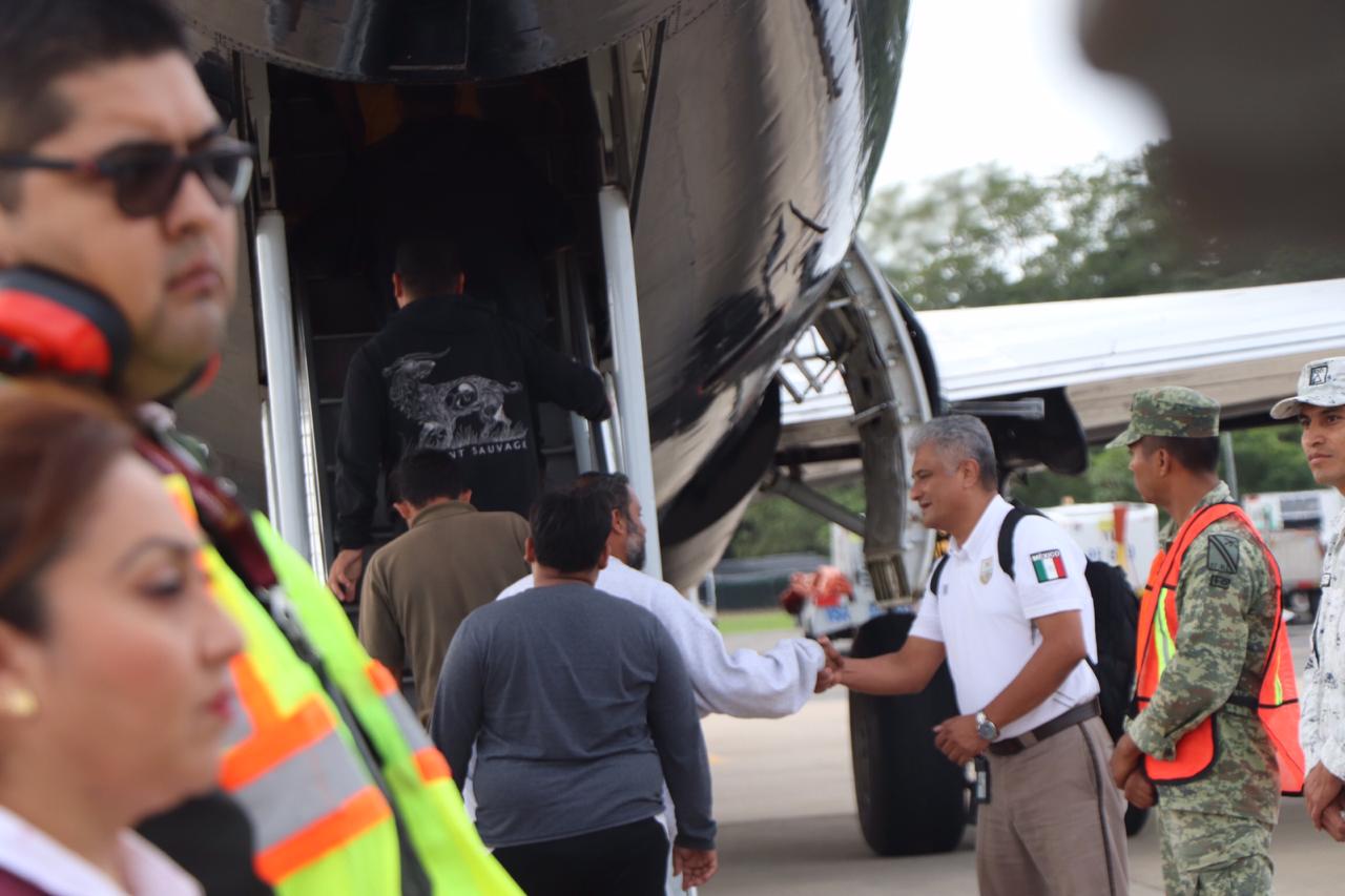 México comienza a retornar migrantes hondureños que iban en la caravana con rumbo a EEUU