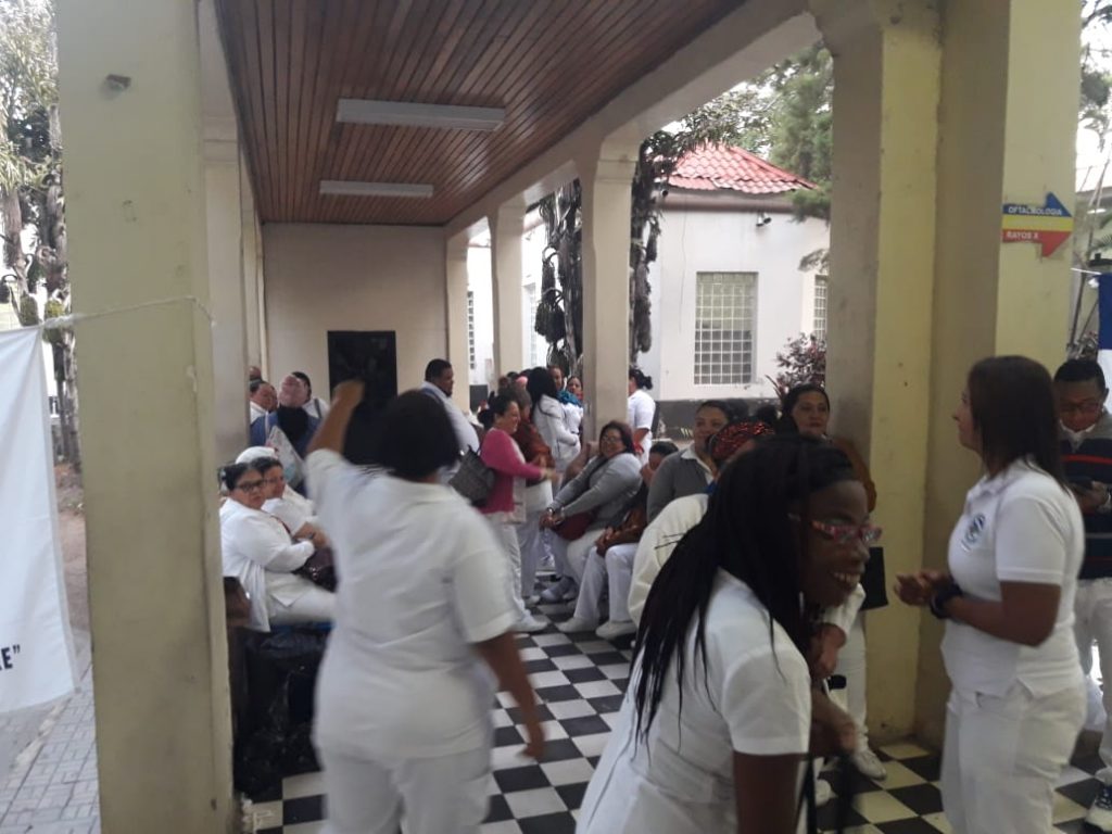 De brazos caídos enfermeras.