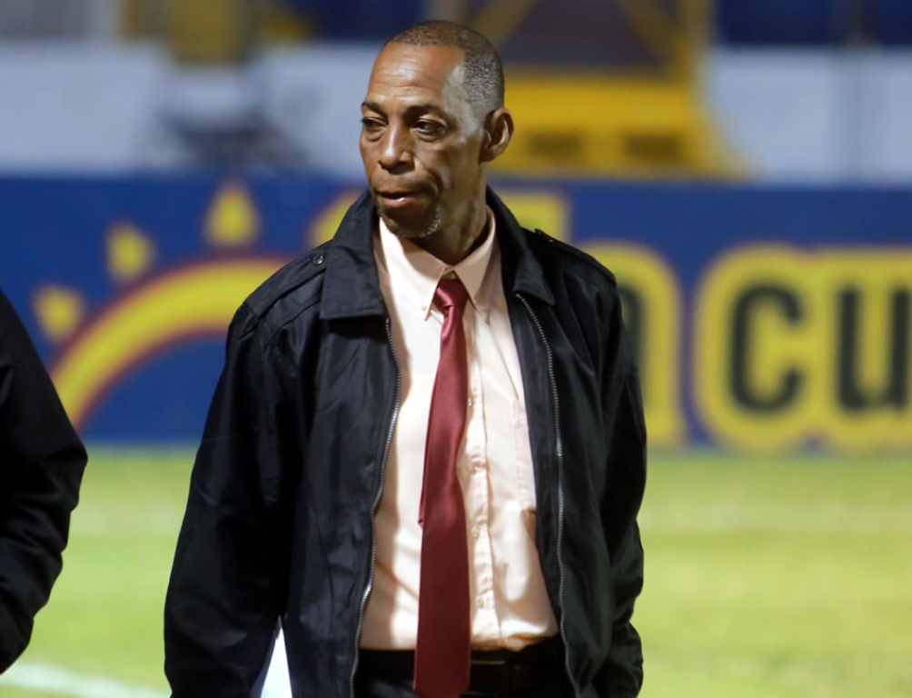 Platense separa al entrenador Guillermo Bernárdez