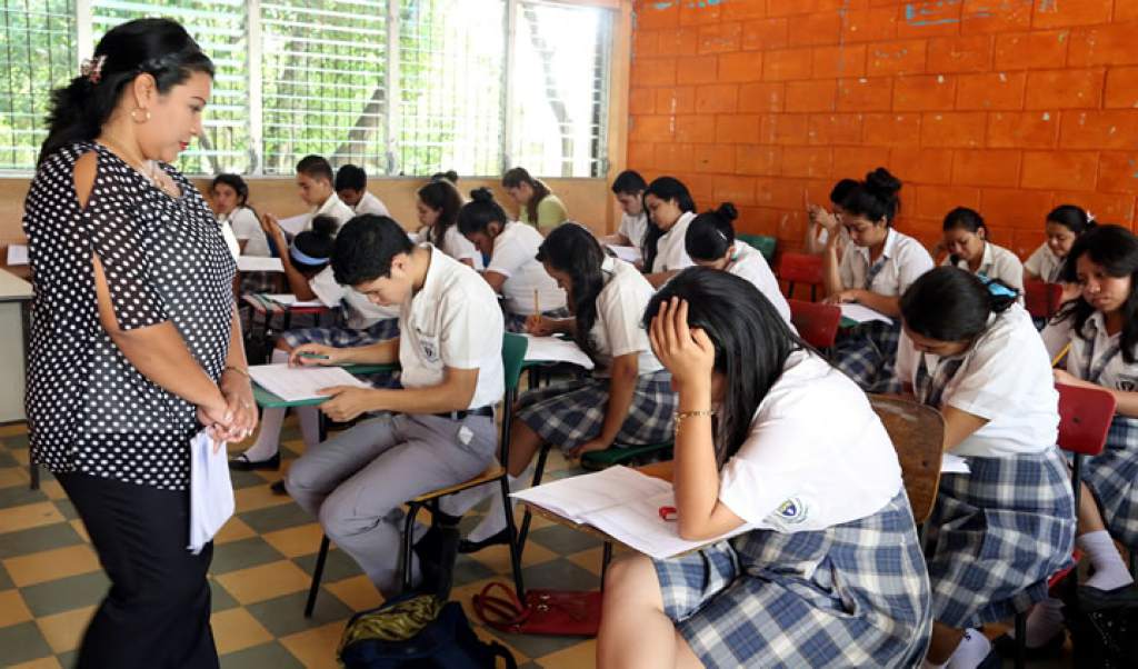 Docentes tendrán aumento salarial de mil lempiras este 2020 y otros mil en 2021