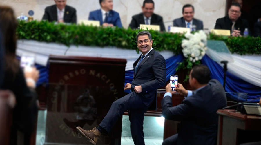 Presidente Hernández regala un par de burros a Mauricio Oliva y promete un par a Ricardo Álvarez, para que recorran toda Honduras