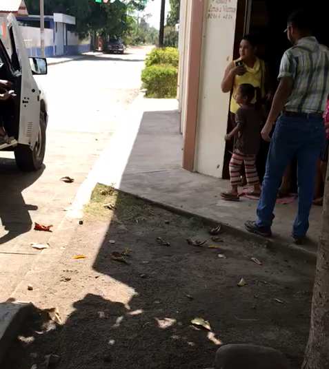 Así de emotivo fue el reencuentro entre niña hondureña desaparecida en caravana con su madre