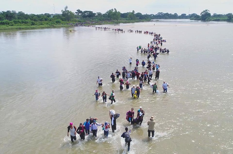 Cientos Migrantes cruzan el río Suchiate tras enfrentamiento con Guardias Nacionales
