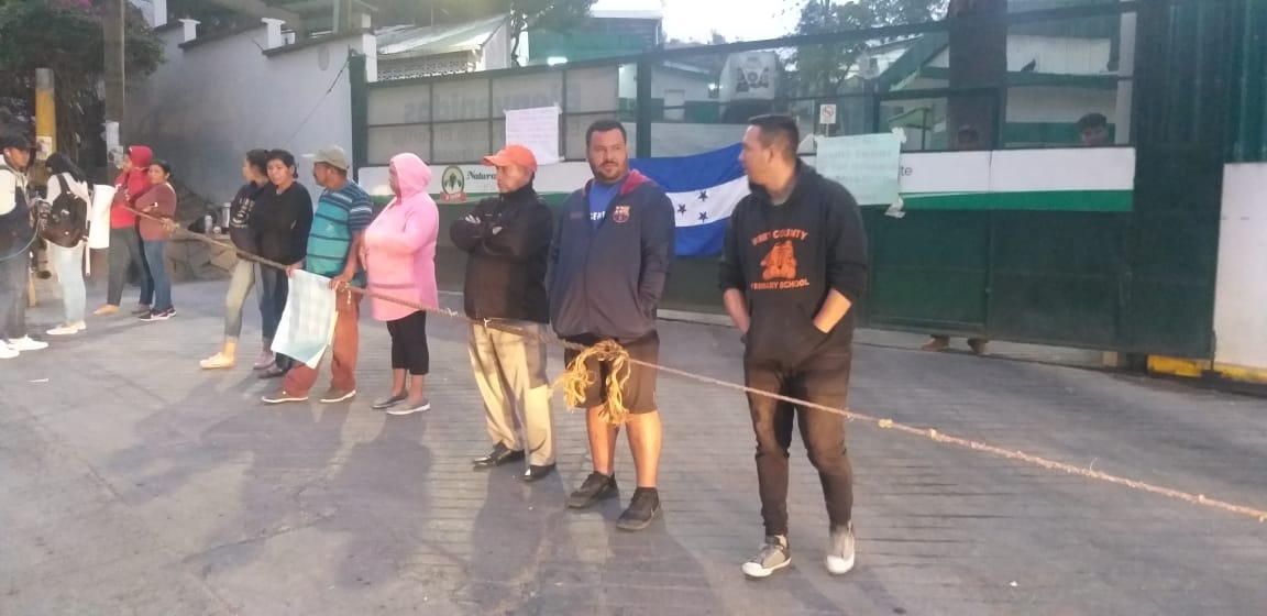 Por los malos olores de procesadora de pollo protestan varias personas en Tegucigalpa