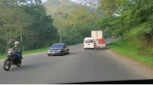 VIDEO: Suspenden licencia a loco del volante que estuvo a punto de causar una tragedia