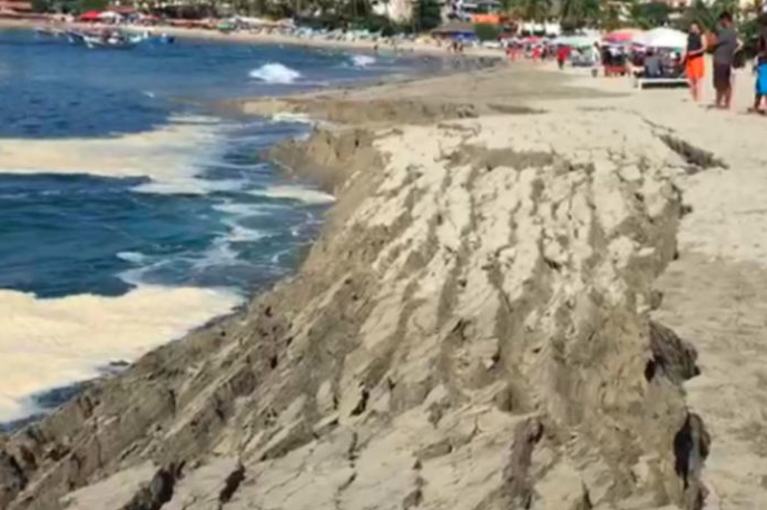 Vídeo: se hunde playa en Oaxaca, México, por fenómeno de pleamar