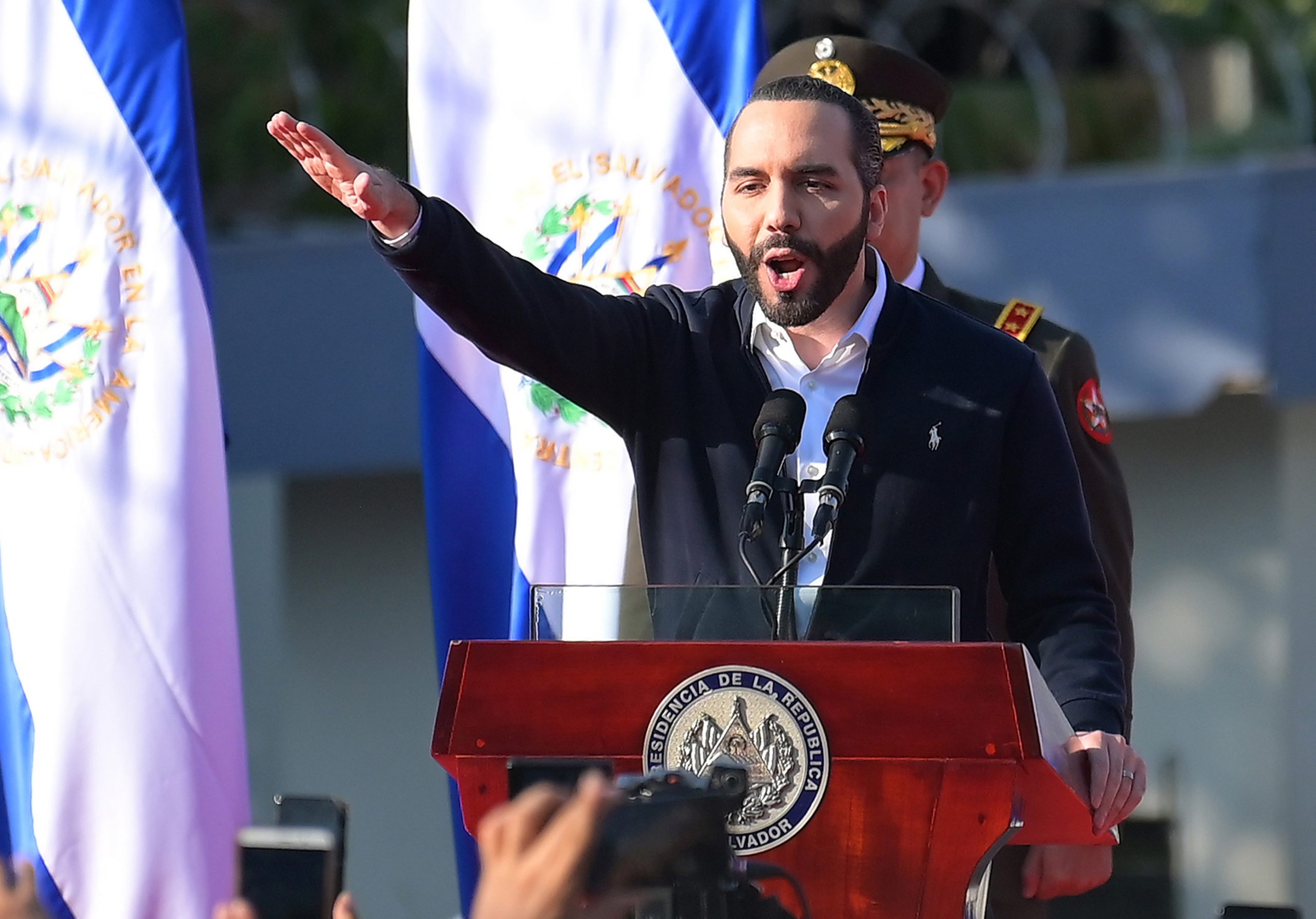 Bukele promete respetar la Constitución para rebajar la tensión en El Salvador